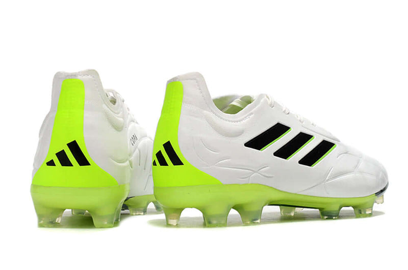 Chuteira de Campo Copa Pure.1 FG Adidas Branca e Verde "Crazyrush Pack" O modelo Copa Pure.1 tem como objetivo trazer a tecnologia de controle de bola e conforto