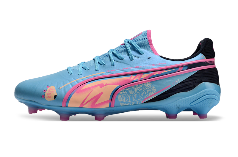 Chuteira Campo Puma King Ultimate FG Azul e Rosa "Volume Up Pack"