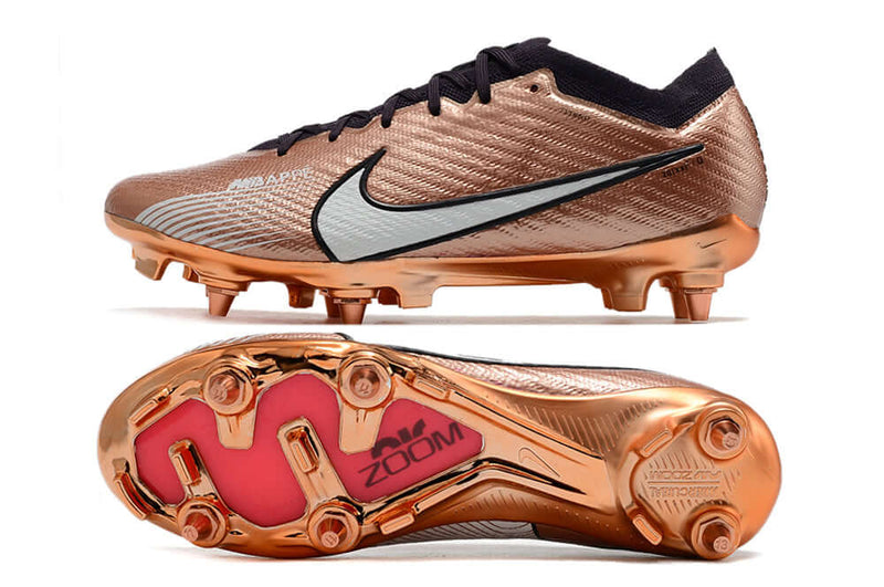 Velocidade é com Chuteira de Trava Mista Nike Mercurial Vapor 15 Elite, garanta a sua na Farda de Boleiro a qualidade de Jogadores Profissionais!