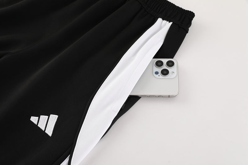 Conjunt de roba esportiva d'Adidas en blanc i negre