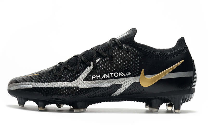 Controle é com Nike Phantom GT2 Elite FG Preta e Dourado "Shadow Pack" na Farda de Boleiro, Garanta a qualidade de Jogadores Profissionais Elite e FRETE GRÁTIS!