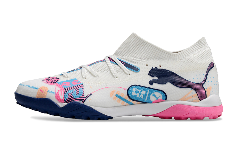 Chuteira Society Puma Future 7 TF Branca, Azul e Rosa "Volume Up Pack"