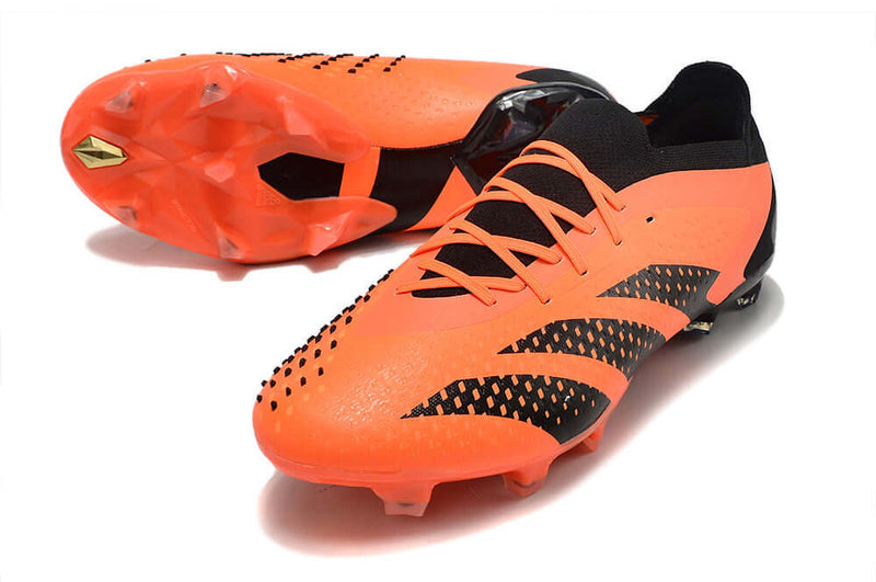 A nova Chuteira da Adidas de Campo Predator Accuracy.1 FG Preta e Laranja "Heatspawn Pack" na Farda de Boleiro, Garanta a qualidade de Jogadores Profissionais