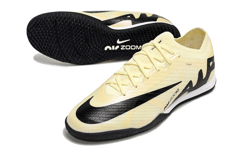 Botes de futbol sala Nike Air Zoom Mercurial Vapor 15 Elite IC en color beix i negre "Mad Ready Pack"