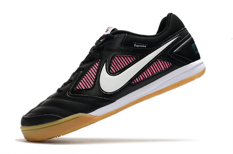 Chuteira Futsal Supreme X Nike SB Gato IC Preta, Branca e Rosa