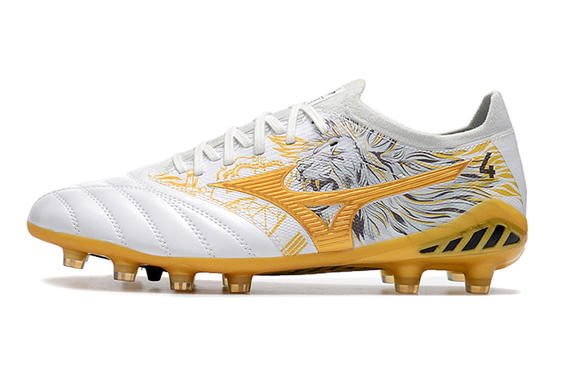 Tenha muito mais CONFORTO com a Mizuno Morelia Neo 3 FG Branca e Dourada "Sergio Ramos" na Farda de Boleiro, Garanta a qualidade de Jogadores Profissionais!