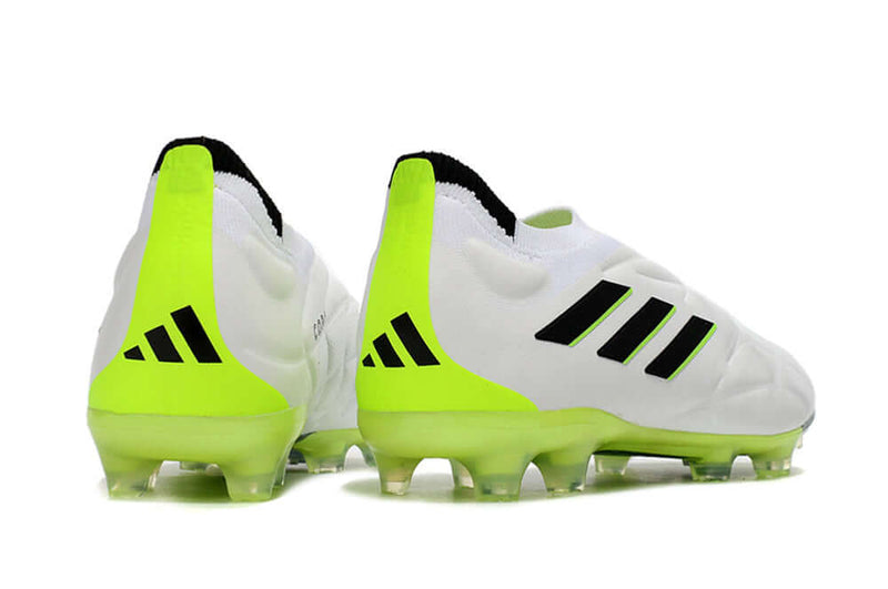 Chuteira de Campo Copa Pure+ FG Adidas Branca e Verde "Crazyrush Pack" O modelo Copa Pure+ tem como objetivo trazer a tecnologia de controle de bola e conforto