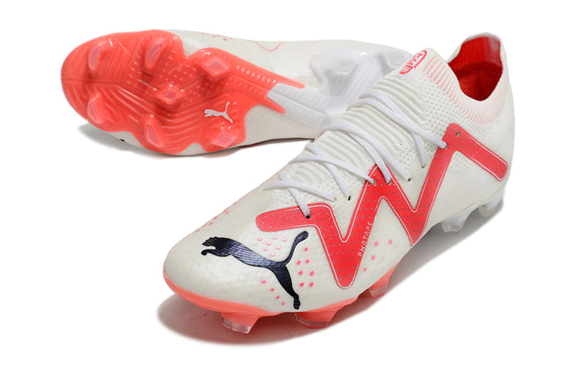 Tenha muito mais CONTROLE com a Puma Future Ultimate FG Branca e Rosa "Breakthrought Pack" na Farda de Boleiro, Garanta a qualidade de Jogadores Profissionais!