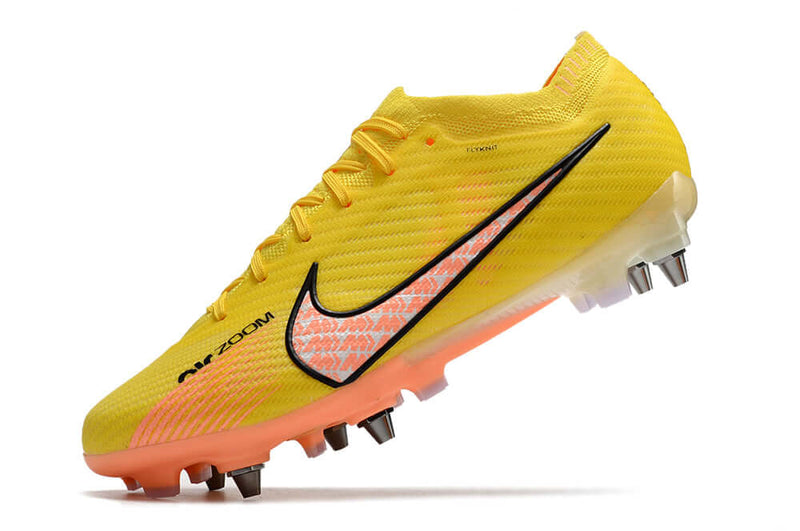 Velocidade é com Chuteira de Trava Mista Nike Mercurial Vapor 15 Elite, garanta a sua na Farda de Boleiro a qualidade de Jogadores Profissionais!