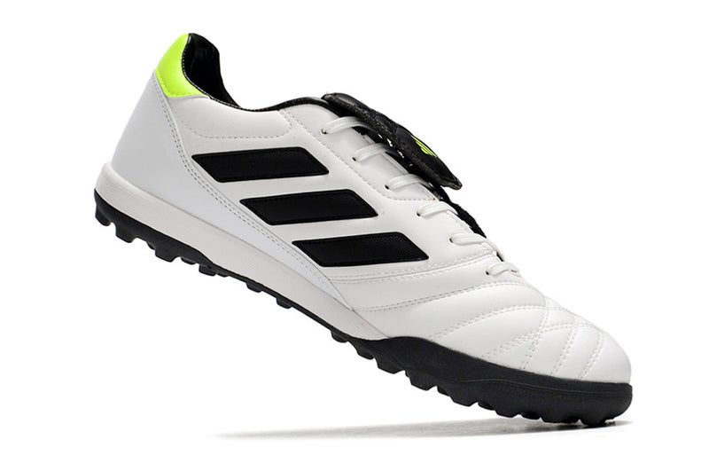 Tenha muito mais CONFORTO com a Chuteira Adidas Copa Gloro TF de Society, Adquira na Farda de Boleiro e Garanta qualidade com FRETE GRÁTIS!