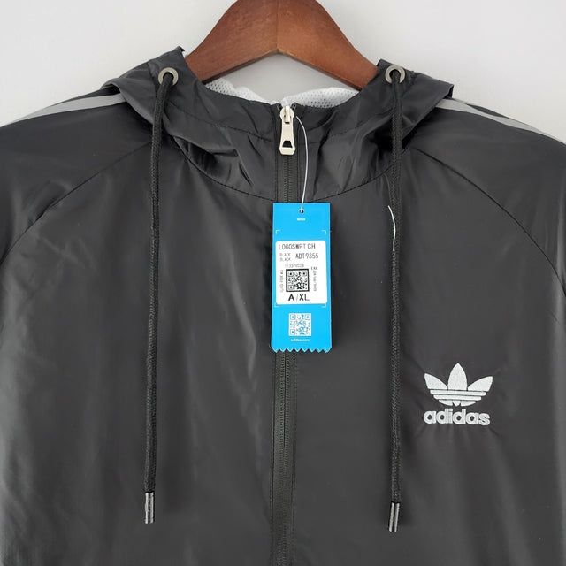 Nome do Produto: Corta Vento Adidas Preto e Cinza Produto: Corta Vento Cores: Preto e Cinza Marca: Adidas Categoria: Conjuntos Esportivos e Corta Ventos Gênero: Masculino |Frete Grátis para todo Brasil | Farda de Boleiro