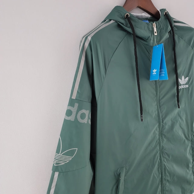 Nome do Produto: Corta Vento Verde e Cinza Produto: Corta Vento Cores: Verde e Cinza Marca: Adidas Categoria: Conjuntos Esportivos e Corta Ventos Gênero: Masculino |Frete Grátis para todo Brasil | Farda de Boleiro