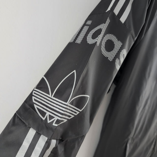 Nome do Produto: Corta Vento Adidas Preto e Cinza Produto: Corta Vento Cores: Preto e Cinza Marca: Adidas Categoria: Conjuntos Esportivos e Corta Ventos Gênero: Masculino |Frete Grátis para todo Brasil | Farda de Boleiro