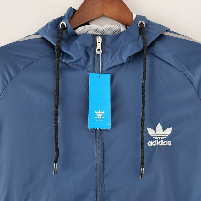 Nome do Produto: Corta Vento Adidas Azul e Cinza Produto: Corta Vento Cores: Azul e Cinza Marca: Adidas Categoria: Conjuntos Esportivos e Corta Ventos Gênero: Masculino |Frete Grátis para todo Brasil | Farda de Boleiro