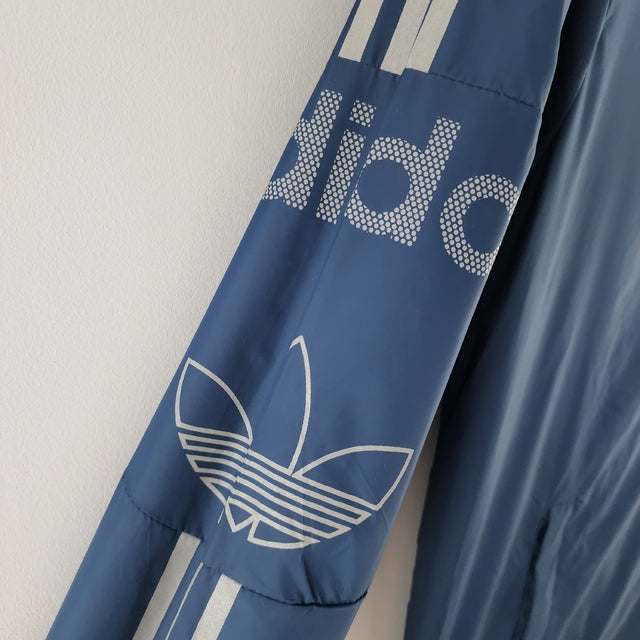 Nome do Produto: Corta Vento Adidas Azul e Cinza Produto: Corta Vento Cores: Azul e Cinza Marca: Adidas Categoria: Conjuntos Esportivos e Corta Ventos Gênero: Masculino |Frete Grátis para todo Brasil | Farda de Boleiro