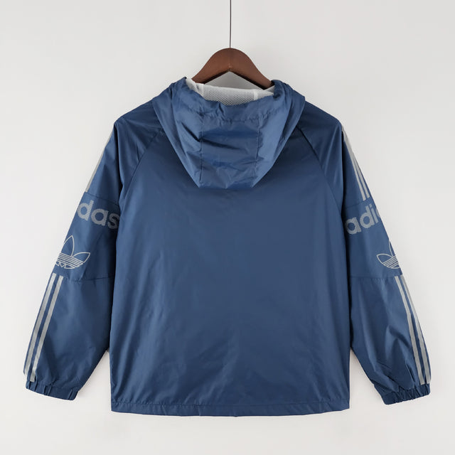 Nome do Produto: Corta Vento Adidas Azul e Cinza Produto: Corta Vento Cores: Azul e Cinza Marca: Adidas Categoria: Conjuntos Esportivos e Corta Ventos Gênero: Masculino |Frete Grátis para todo Brasil | Farda de Boleiro