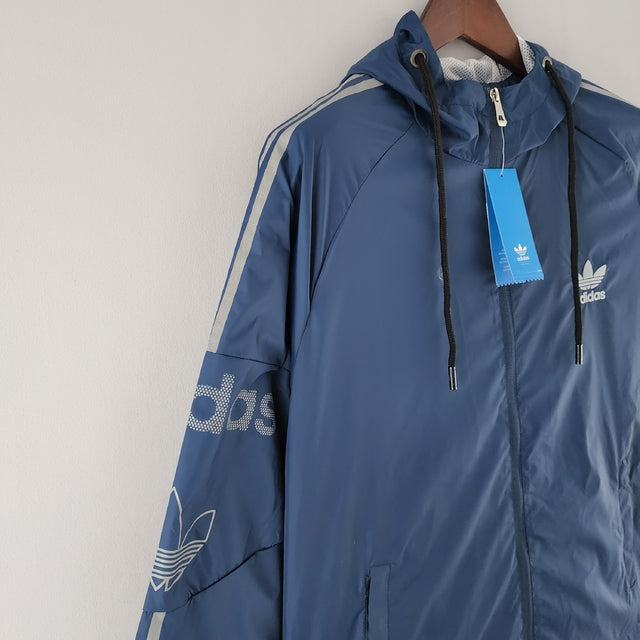 Nome do Produto: Corta Vento Adidas Azul e Cinza Produto: Corta Vento Cores: Azul e Cinza Marca: Adidas Categoria: Conjuntos Esportivos e Corta Ventos Gênero: Masculino |Frete Grátis para todo Brasil | Farda de Boleiro