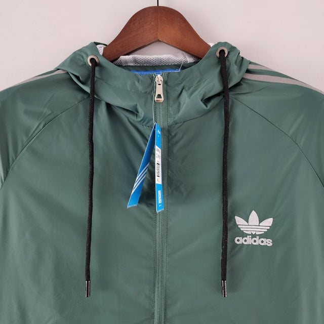 Nome do Produto: Corta Vento Verde e Cinza Produto: Corta Vento Cores: Verde e Cinza Marca: Adidas Categoria: Conjuntos Esportivos e Corta Ventos Gênero: Masculino |Frete Grátis para todo Brasil | Farda de Boleiro