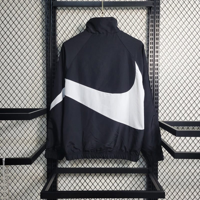 Nome do Produto: Corta Vento Nike Swoosh Preto e Branco Produto: Corta Vento  Cores: Preto e Branco Marca: Nike Categoria: Corta Vento - Nike Gênero: Unissex |Frete Grátis para todo Brasil | Farda de Boleiro