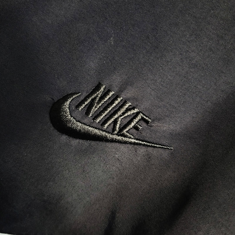 Nome do Produto: Corta Vento Nike Swoosh Preto e Branco Produto: Corta Vento  Cores: Preto e Branco Marca: Nike Categoria: Corta Vento - Nike Gênero: Unissex |Frete Grátis para todo Brasil | Farda de Boleiro