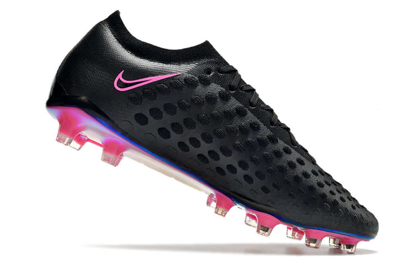 A novíssima Phantom Ultra Venom Elite FG Preta e Rosa , a chuteira de edição especial que homenageia o modelo clássico Hypervenom e o combina com a série Phantom