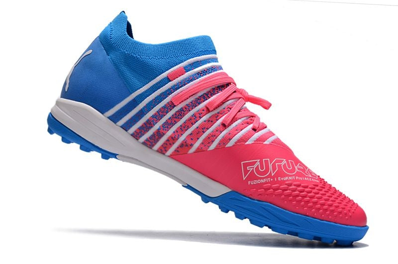 Tenha muito mais CONTROLE com a Puma Future Z 1.3 TF Azul e Rosa na Farda de Boleiro, Garanta a qualidade de Jogadores Profissionais Elite!