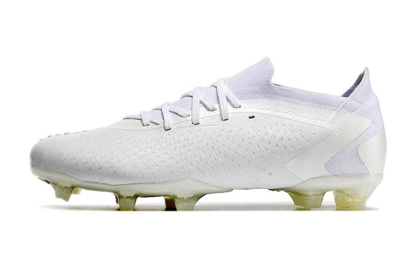 A nova Chuteira da Adidas de Campo Predator Accuracy.1 Low FG Branca "Pearlized Pack" na Farda de Boleiro, Garanta a qualidade de Jogadores Profissionais Elite