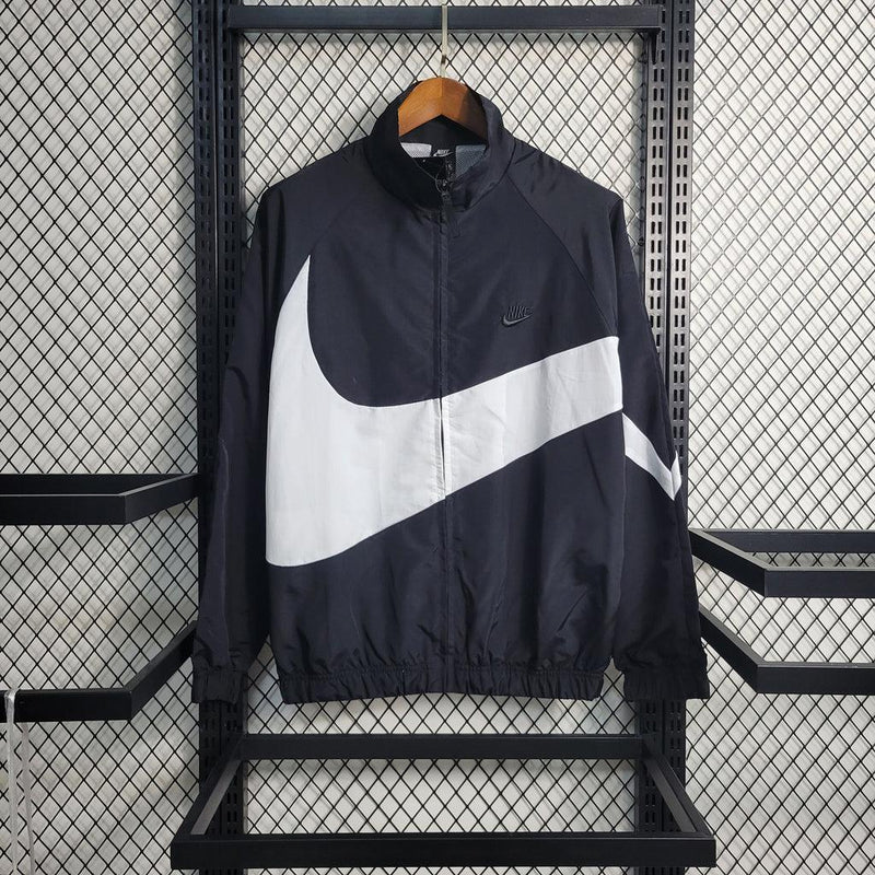 Nome do Produto: Corta Vento Nike Swoosh Preto e Branco Produto: Corta Vento  Cores: Preto e Branco Marca: Nike Categoria: Corta Vento - Nike Gênero: Unissex |Frete Grátis para todo Brasil | Farda de Boleiro