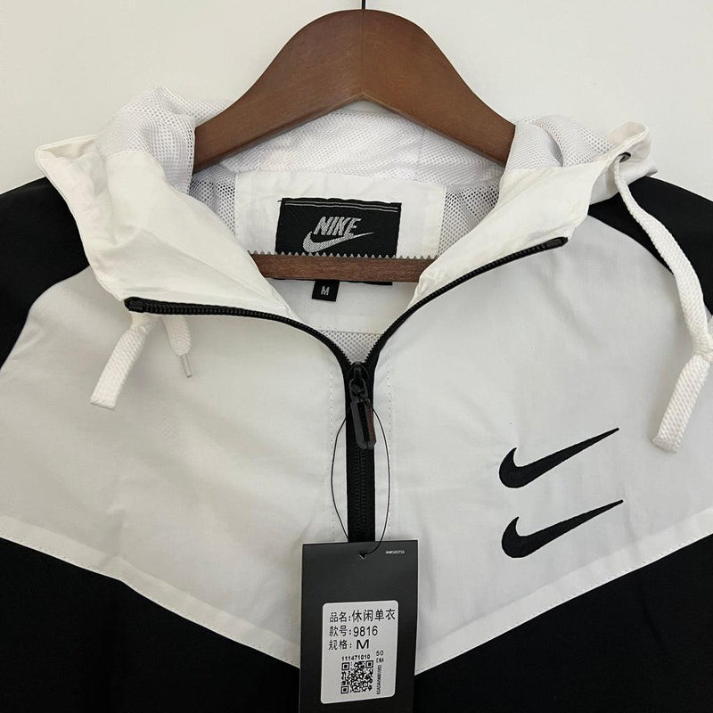 Nome do Produto: Corta Vento Nike Sportswear Preto e Branco Produto: Corta Vento  Cores: Preto e Branco Marca: Nike Categoria: Corta Vento - Nike Gênero: Unissex |Frete Grátis para todo Brasil | Farda de Boleiro