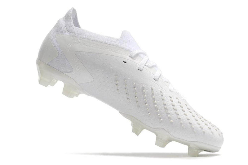 A nova Chuteira da Adidas de Campo Predator Accuracy.1 Low FG Branca "Pearlized Pack" na Farda de Boleiro, Garanta a qualidade de Jogadores Profissionais Elite