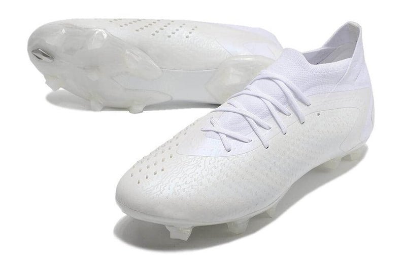 A nova Chuteira da Adidas de Campo Predator Accuracy.1 FG Branca "Pearlized Pack" na Farda de Boleiro, Garanta a qualidade de Jogadores Profissionais Elite