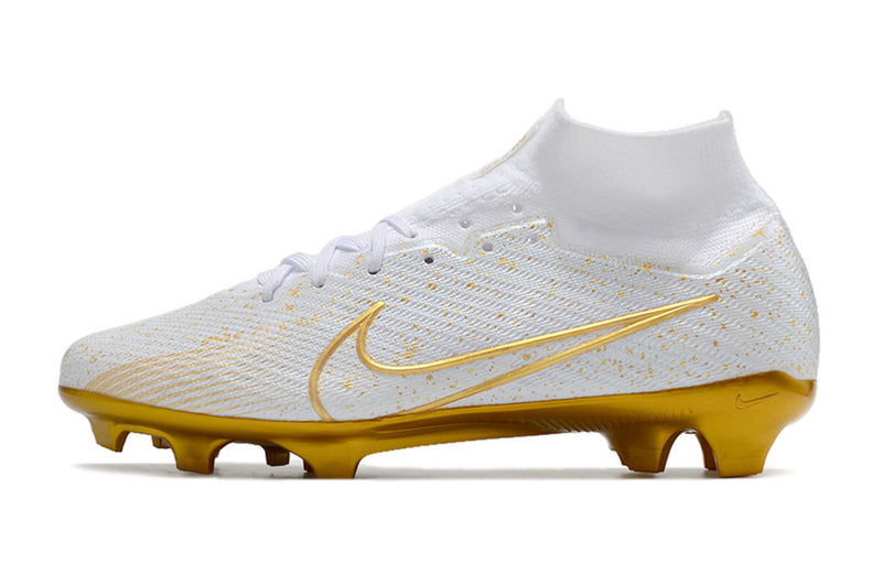 Velocidade é com Nike Mercurial Superfly Elite FG Branca e Dourada na Farda de Boleiro, Garanta a qualidade de Jogadores Profissionais e FRETE GRÁTIS!