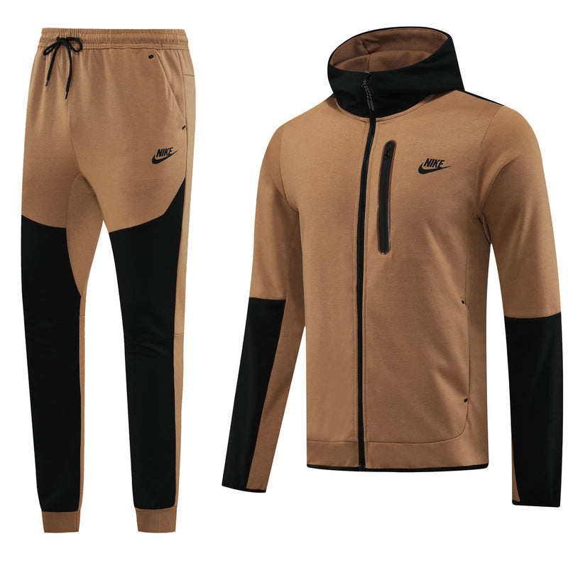 Nome do Produto: Conjunto de Moletom Nike SportsWear Tech Overlay Marrom e Preto Produto: Conjunto de Moletom Nike Sportswear Tech Overlay (Jaqueta com Capuz + Calça) Cores: Marrom e Preto Marca: Nike Categoria: Conjuntos dem Moletom de Frio  Gênero: Unis