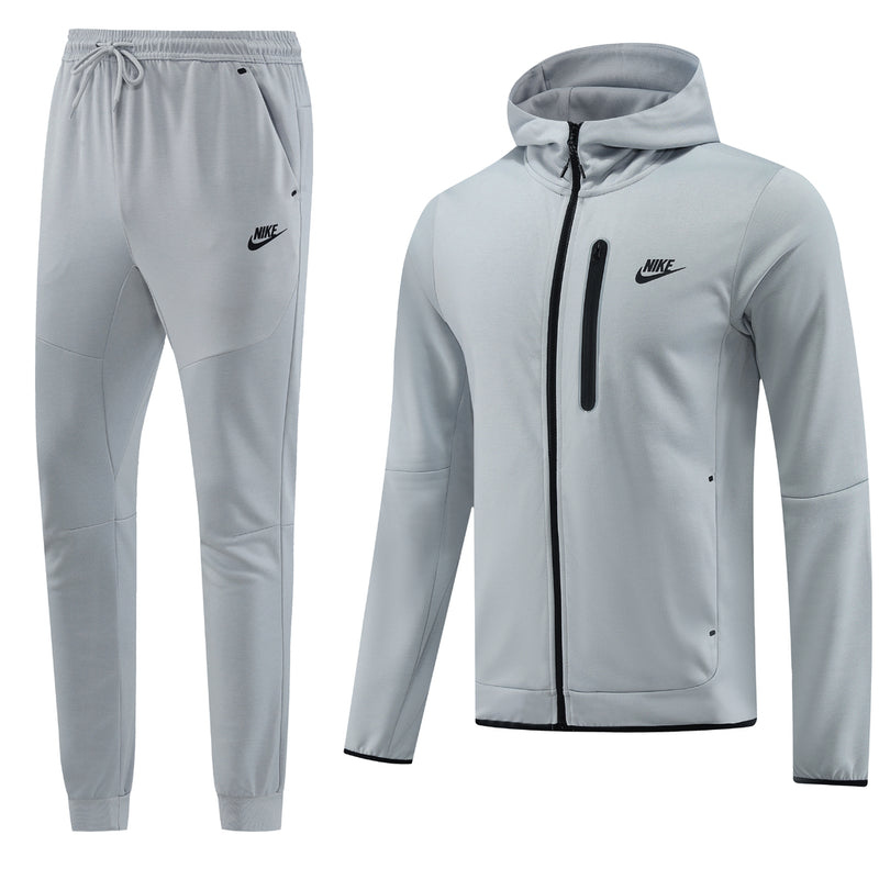 Nome do Produto: Conjunto de Moletom Nike SportsWear Tech Overlay Cinza Produto: Conjunto de Moletom Nike Sportswear Tech Overlay (Jaqueta com Capuz + Calça) Cores: Cinza Marca: Nike Categoria: Conjuntos dem Moletom de Frio  Gênero: Unissex |Frete Grátis