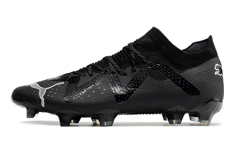 Tenha muito mais CONTROLE com a Puma Future Ultimate FG Preta "Eclipse Pack" na Farda de Boleiro, Garanta a qualidade de Jogadores Profissionais Elite!