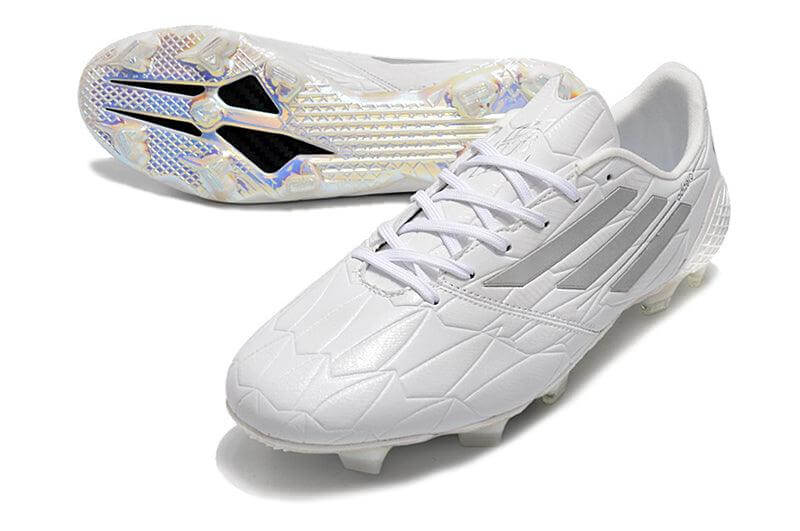 A nova Chuteira da Adidas de Campo F50 Adizero IV FG Branca Speed Legacy na Farda de Boleiro, a Nova F50 é um remake lançado e foca na ajuda de velocidade