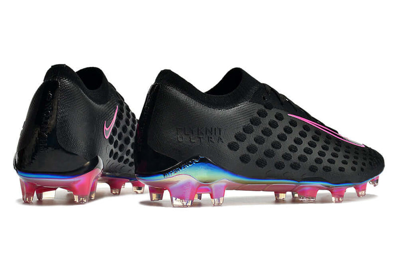 A novíssima Phantom Ultra Venom Elite FG Preta e Rosa , a chuteira de edição especial que homenageia o modelo clássico Hypervenom e o combina com a série Phantom