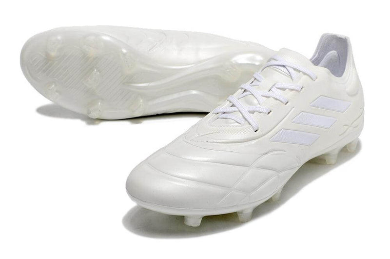 Adquira a nova Chuteira da Adidas Copa Pure.1 Branca "Pearlized Pack" na Farda de Boleiro, a Nova Copa Pure.1 garante Controle de Bola e muito conforto