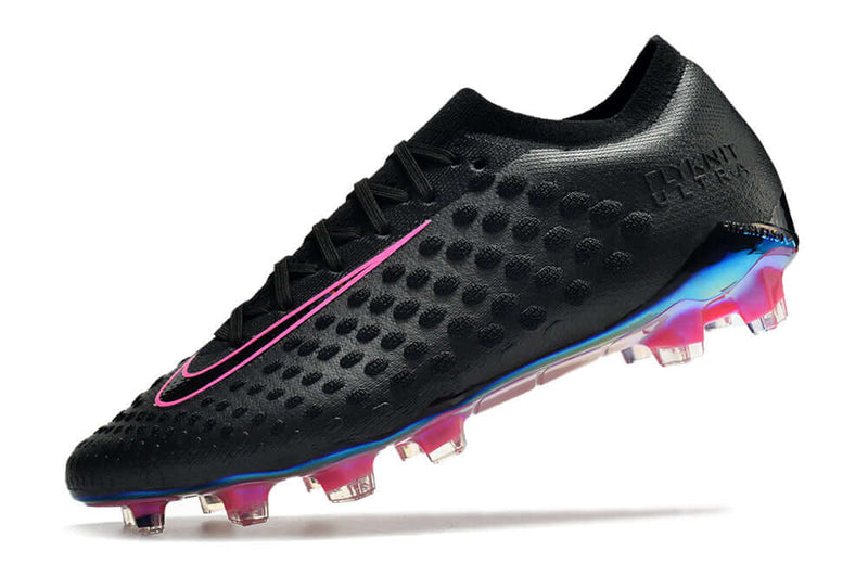 A novíssima Phantom Ultra Venom Elite FG Preta e Rosa , a chuteira de edição especial que homenageia o modelo clássico Hypervenom e o combina com a série Phantom