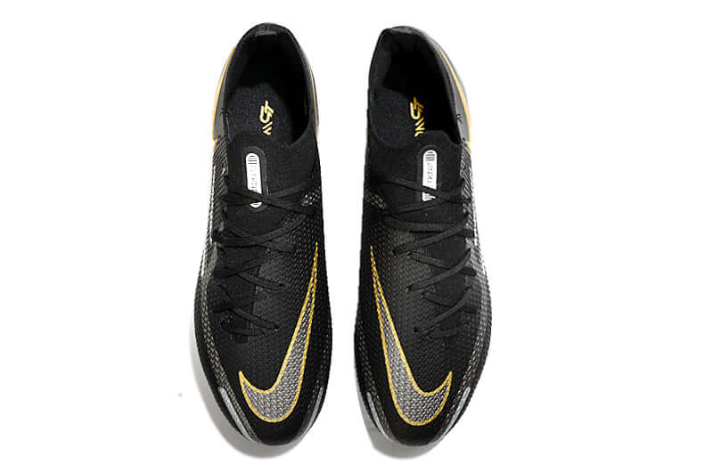 Controle é com Nike Phantom GT2 Elite FG Preta e Dourado "Shadow Pack" na Farda de Boleiro, Garanta a qualidade de Jogadores Profissionais Elite e FRETE GRÁTIS!