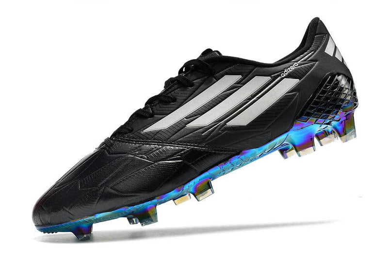 A nova Chuteira da Adidas de Campo F50 Adizero IV FG Preta na Farda de Boleiro, a Nova F50 é um remake lançado e foca na ajuda de velocidade aos seus Jogadores