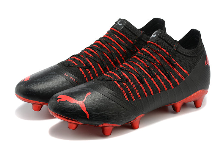 Tenha muito mais CONTROLE com a Puma Future Z 1.3 FG Preta e Vermelha "Batman" na Farda de Boleiro, Garanta a qualidade de Jogadores Profissionais Elite!