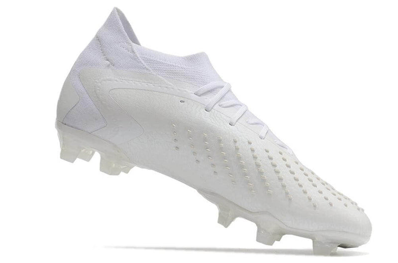 A nova Chuteira da Adidas de Campo Predator Accuracy.1 FG Branca "Pearlized Pack" na Farda de Boleiro, Garanta a qualidade de Jogadores Profissionais Elite