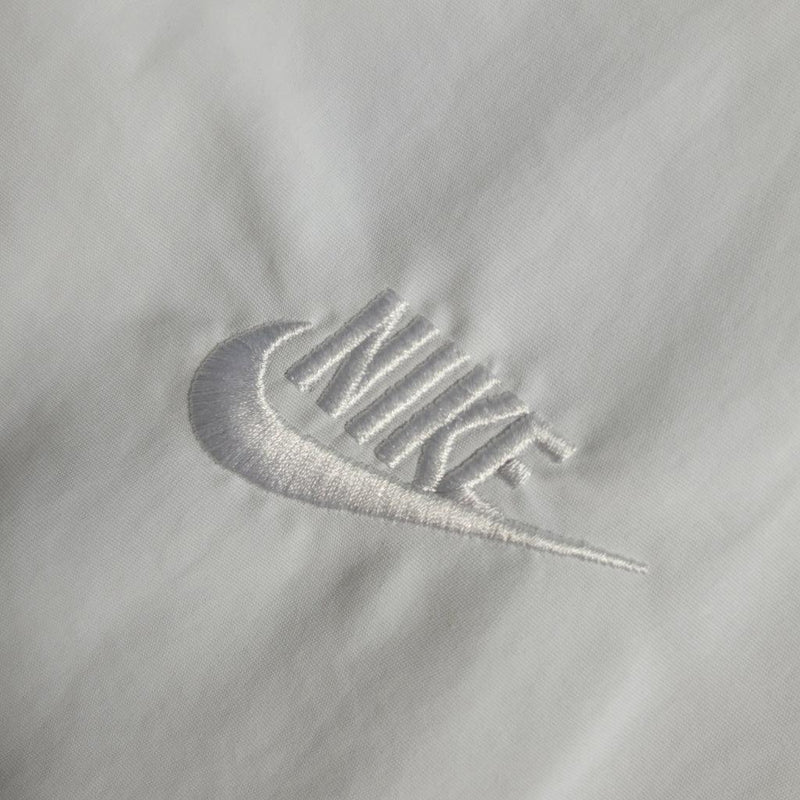 Nome do Produto: Corta Vento Nike Swoosh Branco e Preto Produto: Corta Vento  Cores: Branco e Preto Marca: Nike Categoria: Corta Vento - Nike Gênero: Unissex |Frete Grátis para todo Brasil | Farda de Boleiro