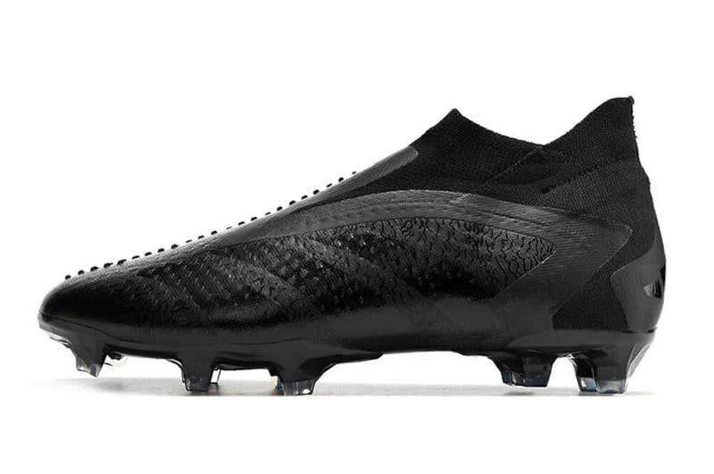 A nova Chuteira da Adidas de Campo Predator Accuracy+ Preta "Nightstrike Pack" na Farda de Boleiro, Garanta a qualidade de Jogadores Profissionais Elite