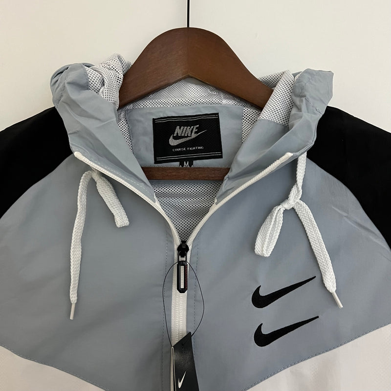 Nome do Produto: Corta Vento Nike Windrunner Cinza e Branco Produto: Corta Vento  Cores: Cinza e Branco Marca: Nike Categoria: Corta Vento - Nike Gênero: Unissex |Frete Grátis para todo Brasil | Farda de Boleiro