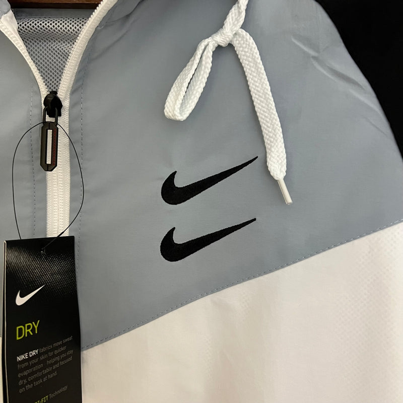 Nome do Produto: Corta Vento Nike Windrunner Cinza e Branco Produto: Corta Vento  Cores: Cinza e Branco Marca: Nike Categoria: Corta Vento - Nike Gênero: Unissex |Frete Grátis para todo Brasil | Farda de Boleiro