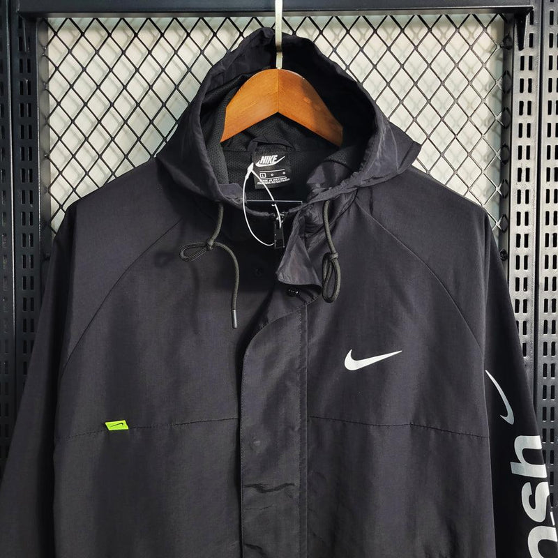 Nome do Produto: Corta Vento Nike Sportwear Swoosh Preto Produto: Corta Vento  Cores: Preto Marca: Nike  Categoria: Corta Vento - Nike Gênero: Unissex |Frete Grátis para todo Brasil | Farda de Boleiro