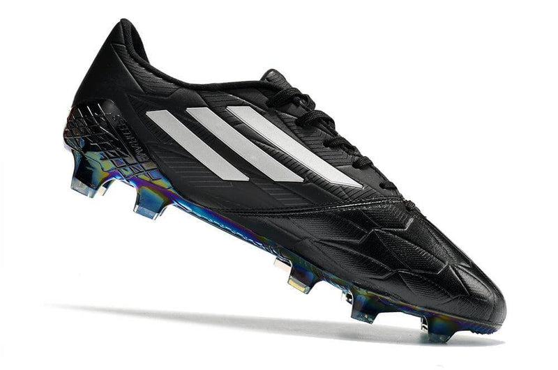 A nova Chuteira da Adidas de Campo F50 Adizero IV FG Preta na Farda de Boleiro, a Nova F50 é um remake lançado e foca na ajuda de velocidade aos seus Jogadores