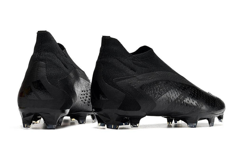 A nova Chuteira da Adidas de Campo Predator Accuracy+ Preta "Nightstrike Pack" na Farda de Boleiro, Garanta a qualidade de Jogadores Profissionais Elite